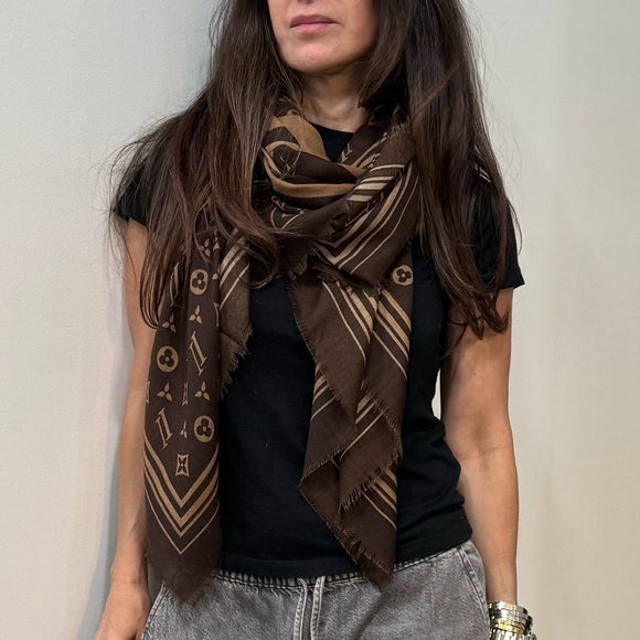ShopEvelynne Elegant Brown Geometric Scarf - Picture 1 of 3